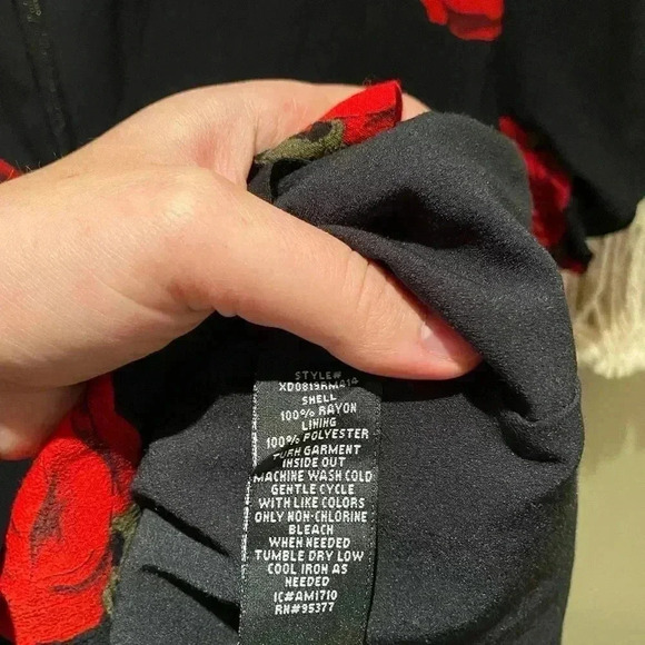 SANCTUARY BLACK AND RED ROSE DRESS KEYHOLE FRONT SIZE XS - Picture 5 of 6